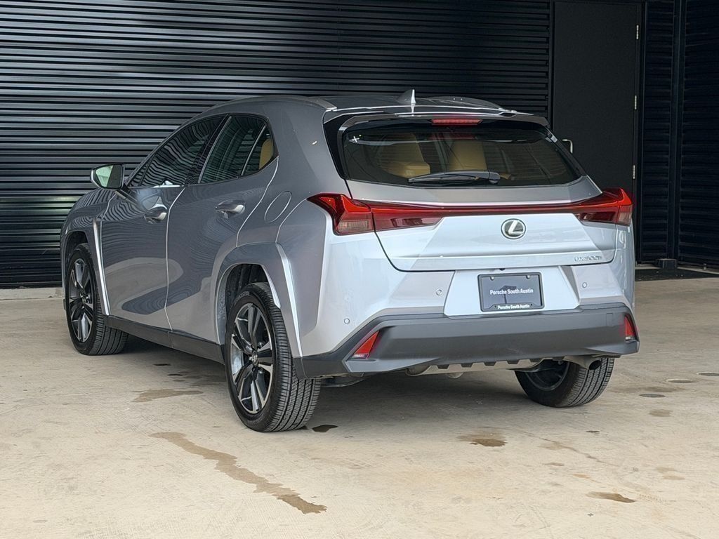 View vehicle photo 3
